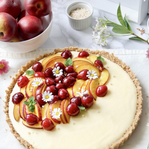 Crostata senza cottura con mousse di pesche e ciliegie