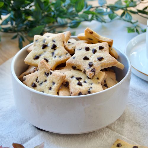 Biscotti di pasta frolla con gocce di cioccolato fondente