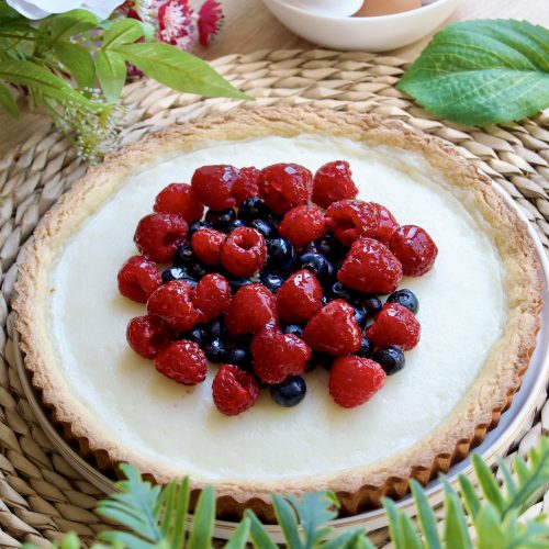 Crostata con crema al latte lamponi e mirtilli