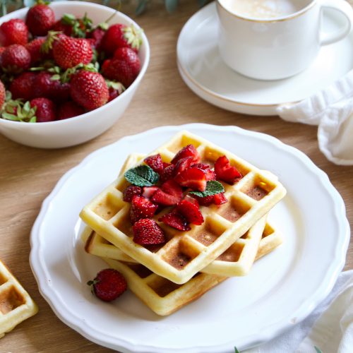 Waffle con fragole e sciroppo d’acero