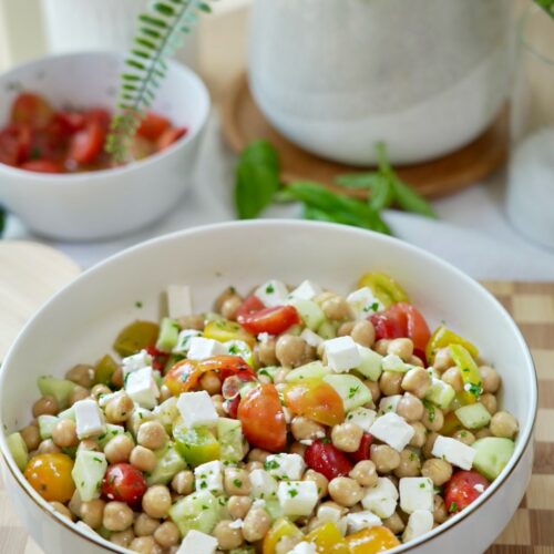 Insalata di ceci con cetrioli, pomodori datterino, feta, pinoli e basilico