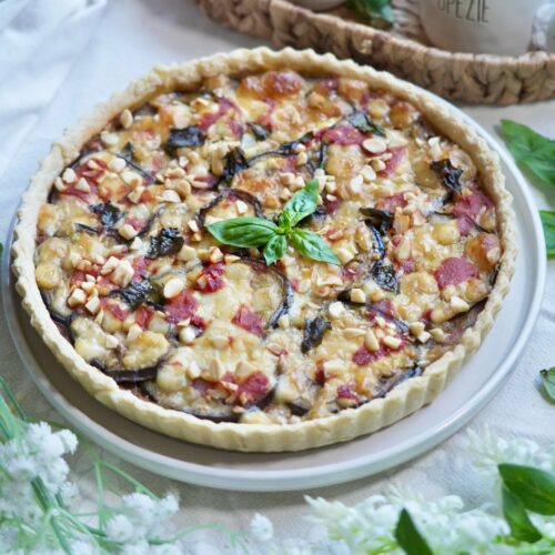 Torta salata di pasta brisè con crema di melanzane, scamorza , mandorle e basilico