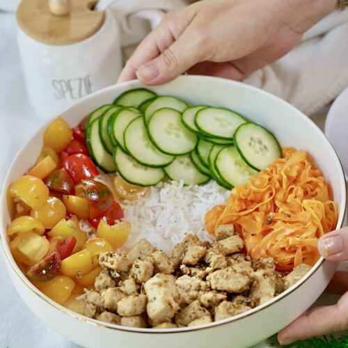 Bowl di riso basmati con cetrioli, pomodorini, tofu e carote