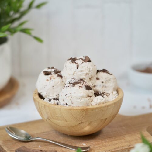 Gelato alla stracciatella con panna, latte condensato e cioccolato fondente