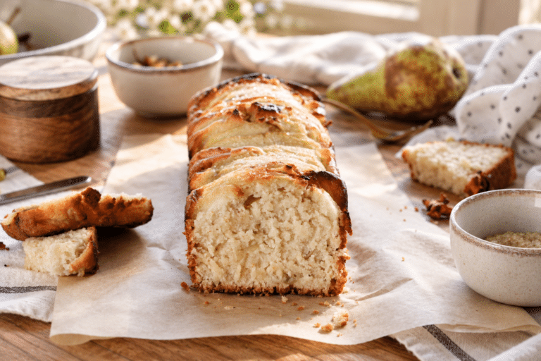 Pane rustico alle pere sul tavolo in legno
